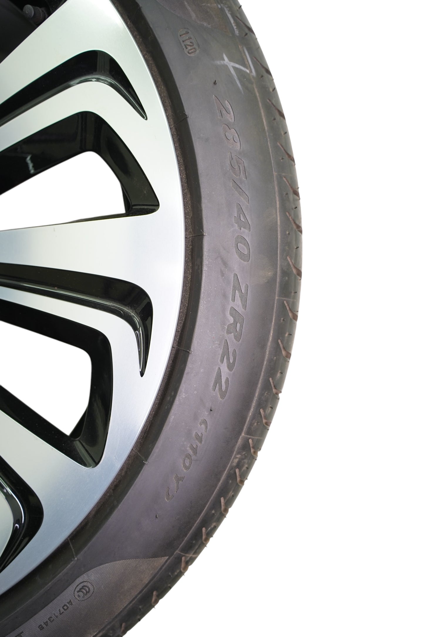 Bentley Bentayga wheels set Pirelli P Zero 285/40ZR22 OEM part number: 36A601025S